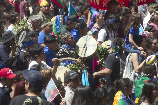 Thousands of ethnic Mapuches, Chile's largest indigenous group, marched in Santiago, Chile, on Oct. 12, 2014,  demanding the restitution of their ancestral lands on the day commemorating the 522nd anniversary of Christopher Columbus' arrival to the Americas. (AFP PHOTO)