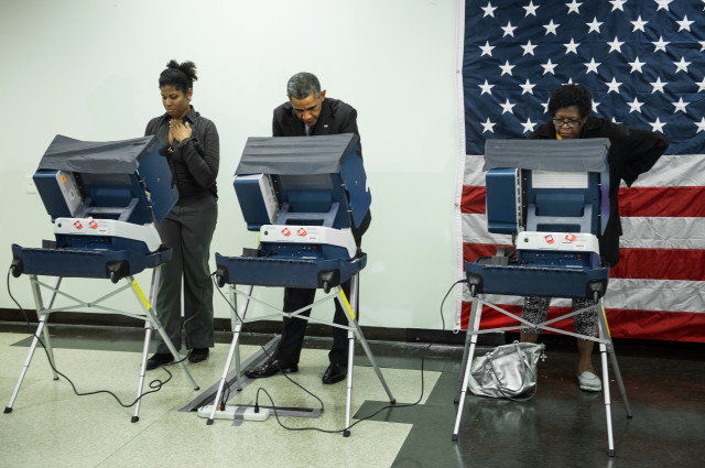 President Barack Obama casts a ballot in early voting for the 2014 midterm elections in Chicago, Illinois, on Oct. 20, 2014. (AFP Photo)
