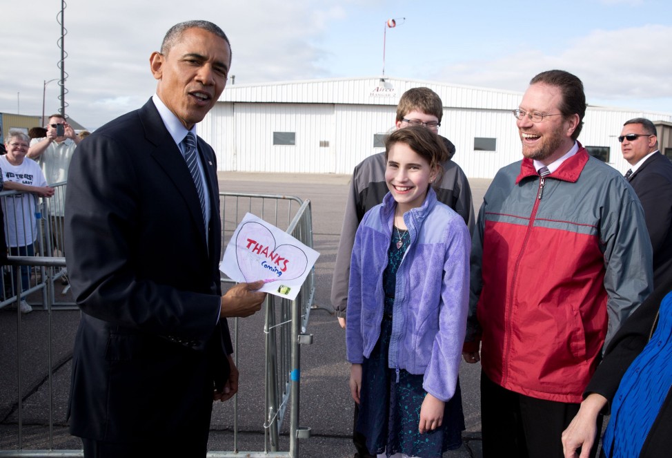 South Dakota, May 8, 2016. The President shows off a note given to him by Rebecca Kelley who had written him a letter asking him to visit South Dakota. (Official White House Photo by Pete Souza)