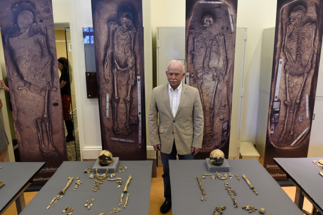Bill Kelso, director of archaeology at Jamestown Discover, poses with bone fragments four high-status leaders at the Jamestown colony,  at the Smithsonian's National Museum of Natural History in Washington, July 28, 2015. (AP Photo)