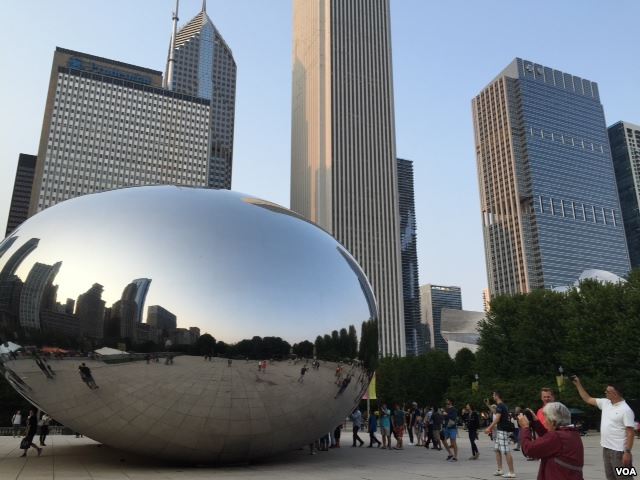 Chicago's famous Bean sculpture in Millennium Park