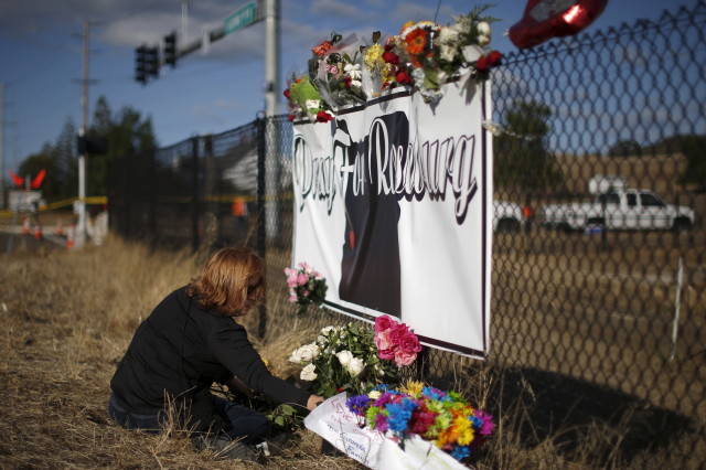 Flowers are left at a memorial outside Umpqua Community College in Roseburg, Oregon, Oct. 3, 2015. The gunman who killed his English professor and eight others at an Oregon community college committed suicide after a shootout with police. (Reuters) 