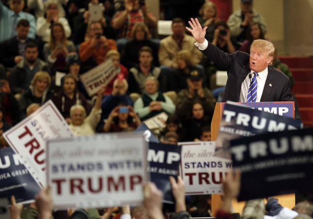 Republican presidential candidate Donald Trump waves to a cheering crowd in Claremont, New Hampshire, Jan. 5, 2016. (AP Photo)