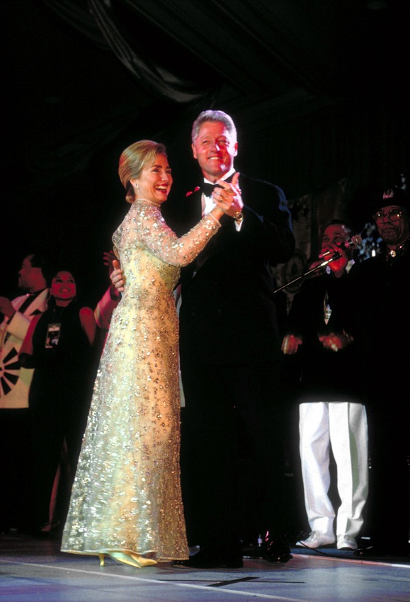 ABŞ-ın keçmiş birinci xanımı Hillari Klinton keçmiş prezidenti Bill Klintonun inaquriyasından sonra ziyafətədə oskar de la Rentanın dizayn etdiyi donda