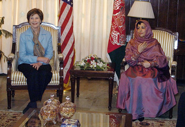 ABŞ-ın keçmiş birinci xanımı Lora Buş Əfqanıstanın keçmiş birinci xanımı Zinət Karzai ilə görüş zamanı