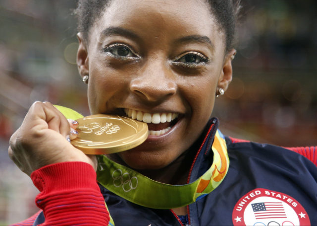ABŞ-ın qadın idman gimnastikası üzrə komandasının üzvü Simona Baylz Rio de Janeyroda Yay Olimpiya Oyunlarında gimnastika idmanı üzrə yarışlarda aldığı qızıl medalla
