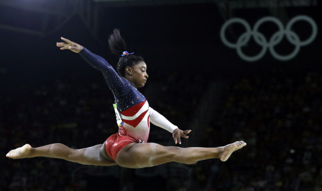 ABŞ-ın qadın idman gimnastikası üzrə komandasının üzvü Simona Baylz Rio de Janeyroda Yay Olimpiya Oyunlarında gimnastika idmanı üzrə komanda  yarışlarının finalında  çıxış edir