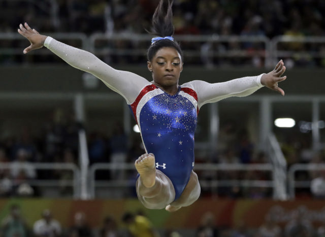 ABŞ-ın qadın idman gimnastikası üzrə komandasının üzvü Simona Baylz Rio de Janeyroda Yay Olimpiya Oyunlarında indivudual proqramla çıxış edir