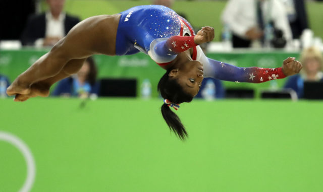 ABŞ-ın qadın idman gimnastikası üzrə komandasının üzvü Simona Baylz Rio de Janeyroda Yay Olimpiya Oyunlarında gimnastika idmanı üzrə yarışların finalında  çıxış edir