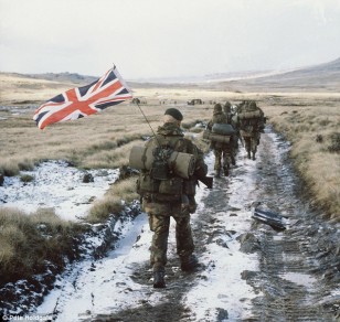 1982-ci ildə Falklanda soxulan Argentina qüvvələrini Böyük Britaniya bir neçə gün ərzində darmadağın etdi.