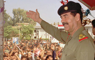 1990-cı ildə Küveyti zəbt edən İraq diktatoru Səddam Hüseyn Qərb dövlətlərinin xəbərdarlıqlarına məhəl qoymurdu.