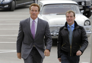 Prezident Dmitri Medvedev Kaliforniya qubernatoru Arnold Şvartsneggeri Skolkovoda qarşılayır.