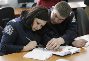 Ukraynada xidmətə başlayan yeni polis zabitləri ingilis dili öyrənirlər. 