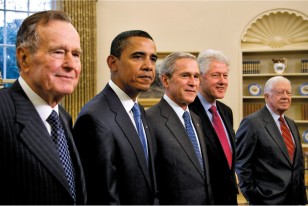 Prezident Barak Obama dərin hörmət bəslədiyi Corc H. U. Buşu 2011-ci ildə Azadlıq ordeni ilə təltif etdi.