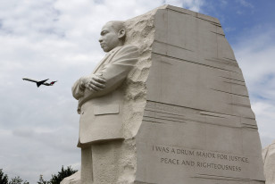 ABŞ paytaxtı Vaşinqtonun mərkəzində vətəndaş haqları lideri Martin Lüter King Jr-un heykəli.  