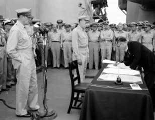 ABŞ generalı Duqlas MakArtur USS Missouri gəmisinin göyərtəsində Yaponiya xarici işlər naziri Manoru Şigemitsunun təslim aktı imzalamasını seyr edir.
