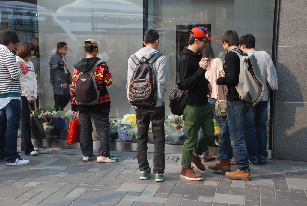 Fans of Steve Jobs' pay their respects outside the Apple store in Beijing. 