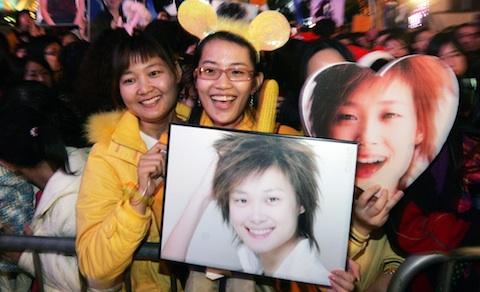 Fans of Chinese singer Li Yu-chun, Super Girl's Voice 2005 winner