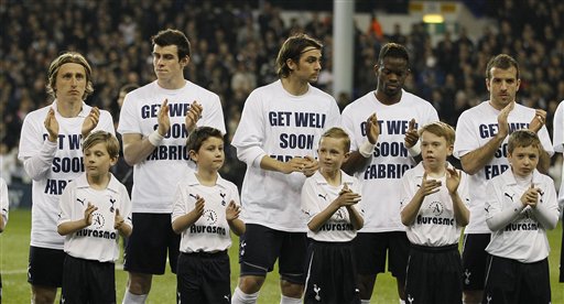 'Yan Kungiyar Tottenham Hotspur sanye da rigunan addu'ar samun sauki ga Fabrice Muamba kafin karawarsu ta ranar Laraba 21 Maris 2012.