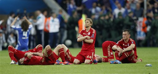 Anatoliy Tymoshchuk na Bayern Munich, a tsakiya, tare da sauran 'yan kungiyar cike da bakin ciki a bayan da Didier Drogba ya buga fenaritin da ya ba Chelsea kofin zakarun kulob-kulob na Turai a Munich, asabar 19 Mayu 2012.