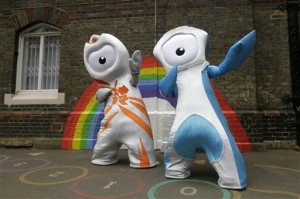 Maskot Olimpiade 2012, Wenlock (kiri) dan maskot Paraolimpiade, Mandeville (foto: AP).