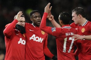 Para pemain Manchester United merayakan gol Wayne Rooney (kiri), 10 Desember 2011 (foto: AP).