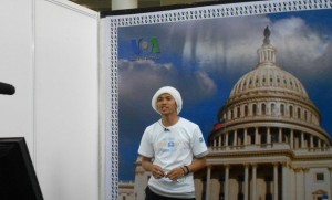Salah seorang presenter dadakan VOA dalam 'Newscaster Experience' pada acara 'Pesta Blogger' ON|OFF 2011.