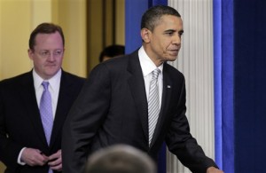 Presiden Barack Obama tiba untuk jumpa pers mengenai pemotongan pajak di Gedung Putih, Senin, 13 Desember 2010 (AP Photo/J. Scott Applewhite)