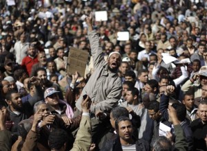 Rakyat berdemonstrasi di Kairo, Senin (1/31). Golongan oposisi menggalang aksi demonstrasi yang ditargetkan mampu mengumpulkan satu juta orang untuk menuntut pengunduran diri Presiden Hosni Mubarak.