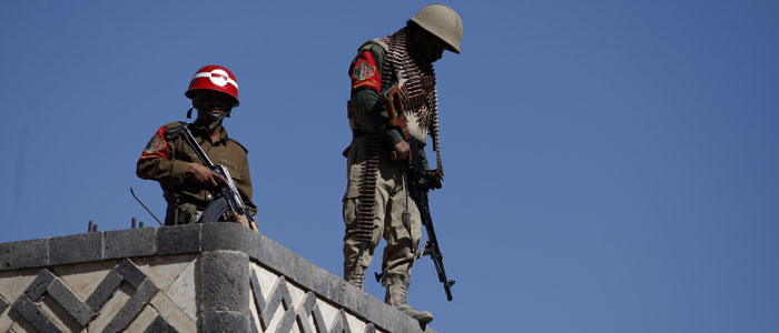 Yemeni soldiers stand guard on the rooftop of a state security court during a trial of suspected al-Qaida militants in Sana'a, Yemen, January 21, 2013. (AP)