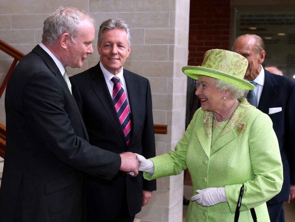 Ракување во Белфаст меѓу кралицата Елизабета и поранешниот командант на ИРА Мартин Мекгинис, кој сега е заменик-прв министер во Владата на Северна Ирска. (AP)[/caption]

[caption id=