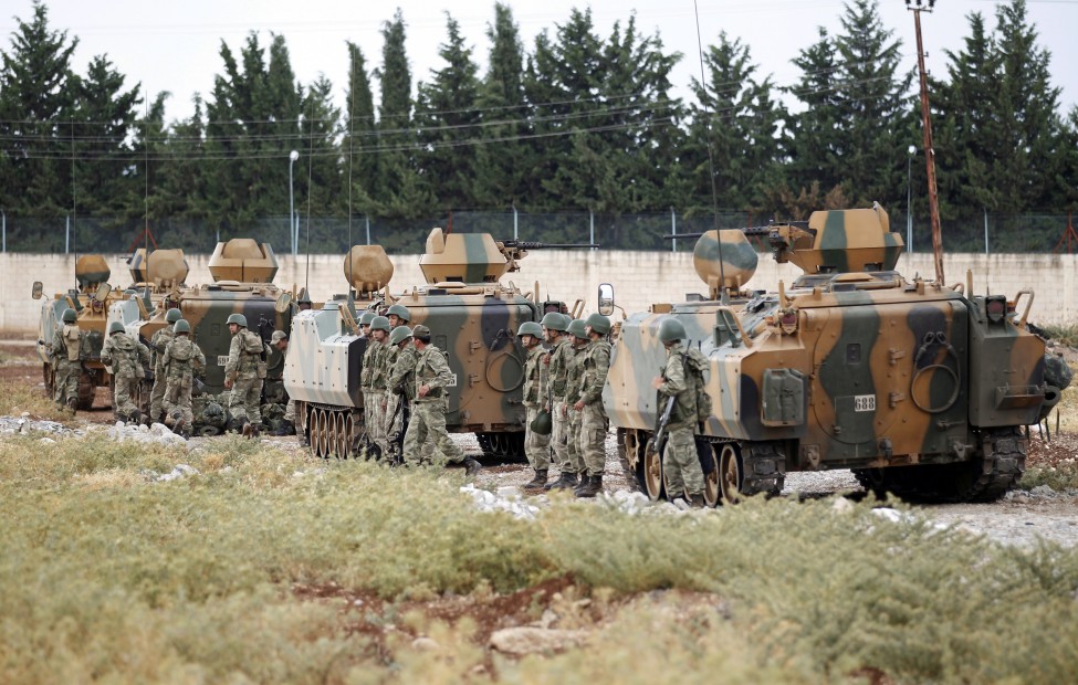 土耳其装甲车在前往叙利亚边界途中休息