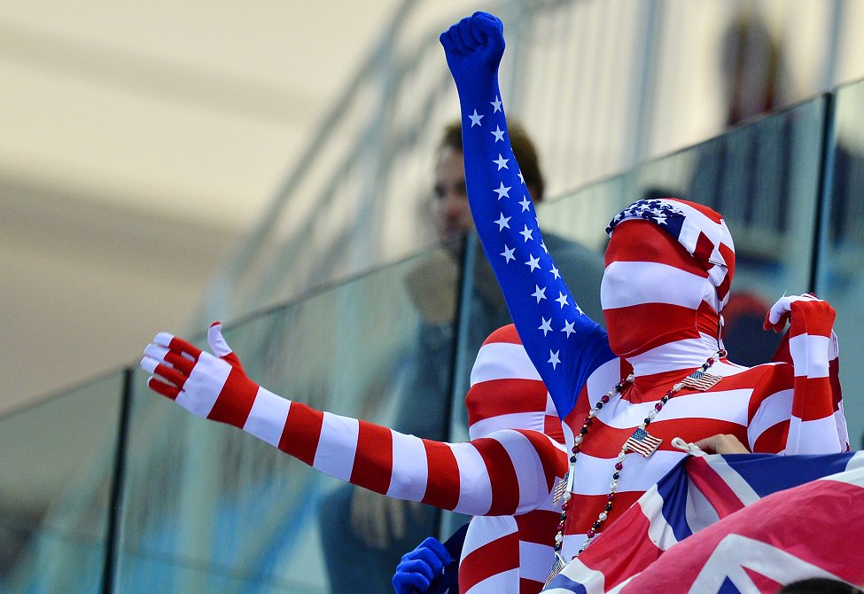 身穿美国国旗的粉丝在伦敦奥运4x200米自由泳接力比赛上为美国队加油