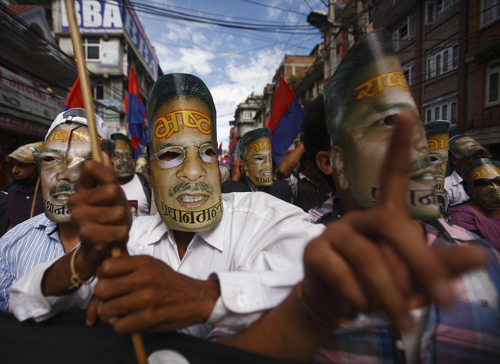 尼泊尔共产党在首都加德满都街头举行反政府示威游行，面具上写着“腐败的总理”