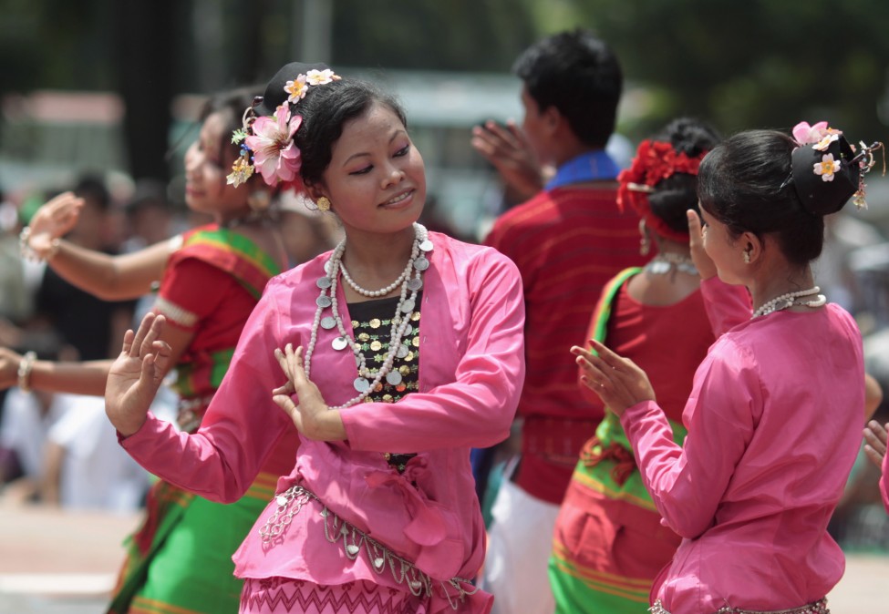 在世界原住民日，孟加拉国女子不顾政府指令，表演传统民族舞蹈。孟加拉政府下令国内所有地区的政府不得与庆祝活动合作，声称孟加拉国没有原住民。