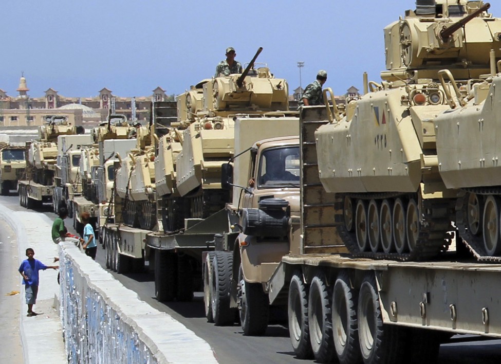埃及军车运送坦克及装甲车增援于加沙地带交界的拉法城，对付伊斯兰激进武装。
