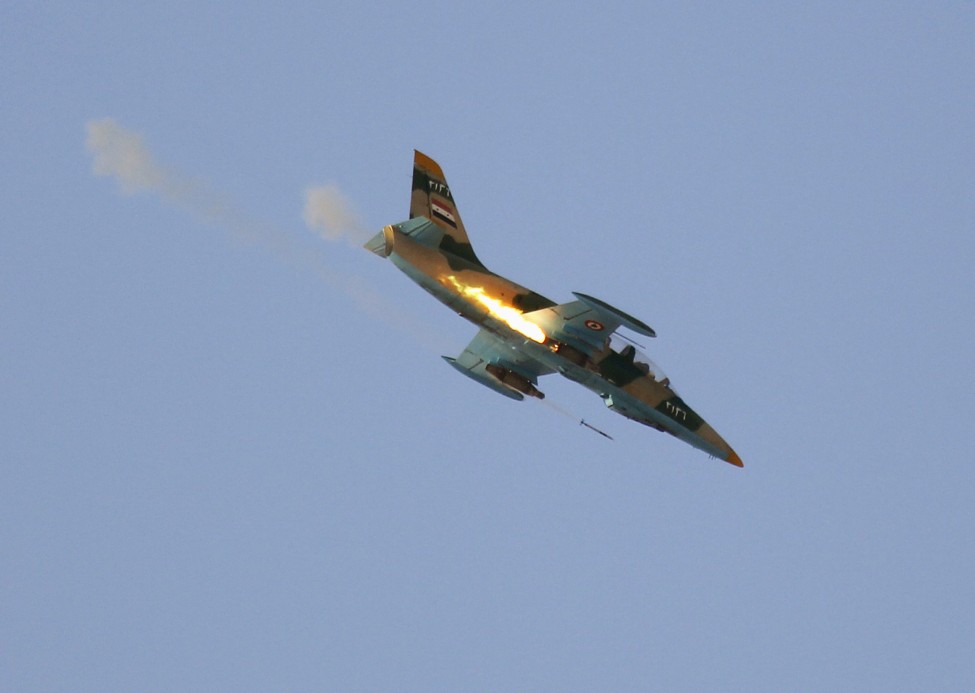 叙利亚军机向阿勒颇以北37公里的一个村庄发射火箭。
