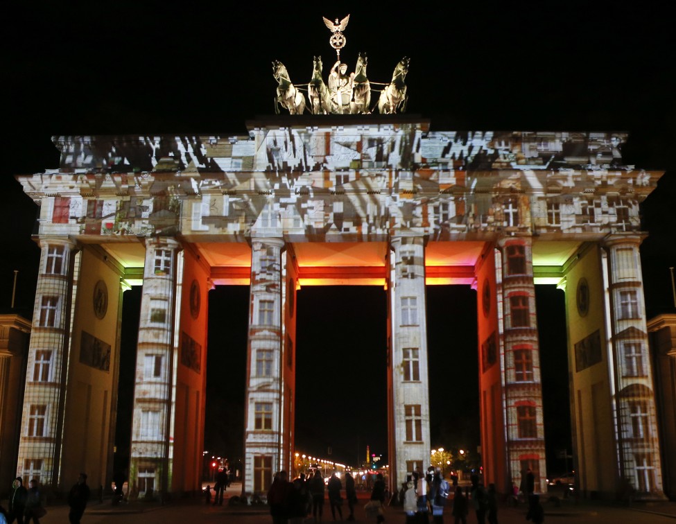 柏林灯光节前，勃兰登堡门试灯
