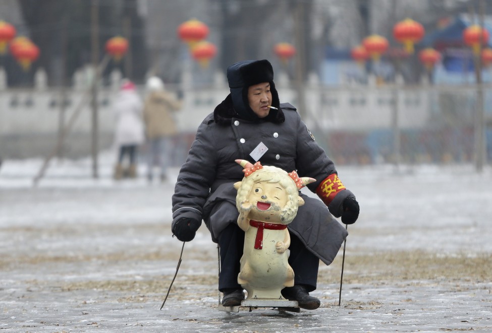 北京后海的保安。坐特制冰椅值班。(路透社)