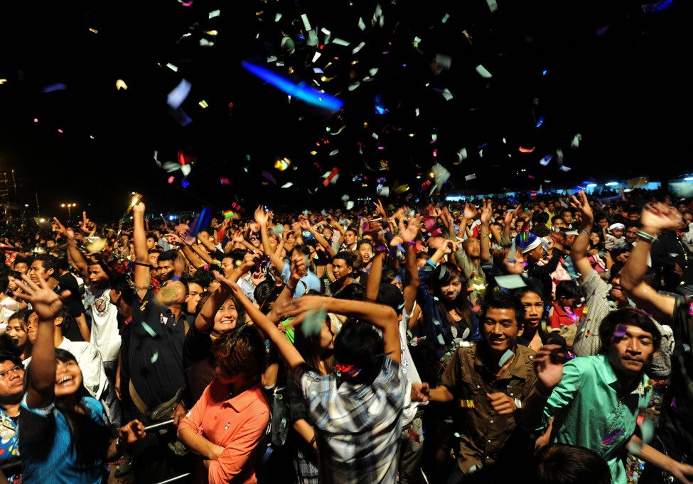 缅甸仰光首次公众集会倒数迎新﹐5万人出席。(法新社)