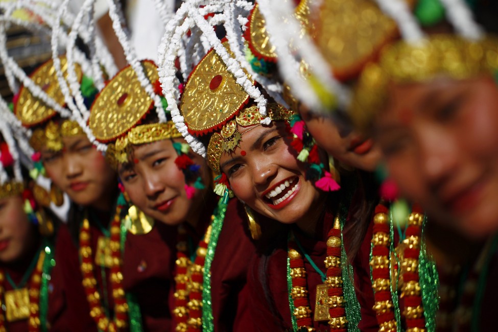 尼泊尔加德满都，女子盛装迎新年。(美联社)