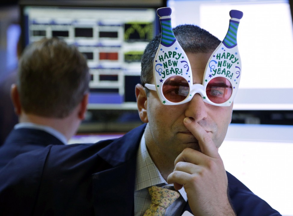 纽约股市。交易员头戴“新年快乐”玻璃樽面具。(美联社)