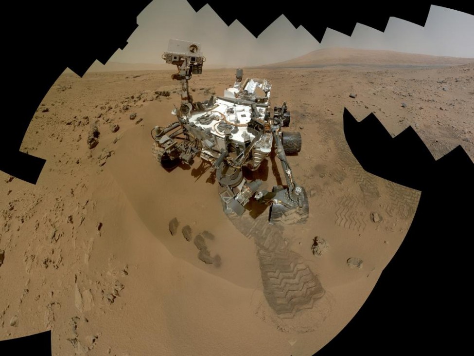 美国火星车好奇号自拍照片，由几十幅高清晰度照拍合成，显示火星车铲泥取样。 （NASA/JPL-Caltech/MSSS)