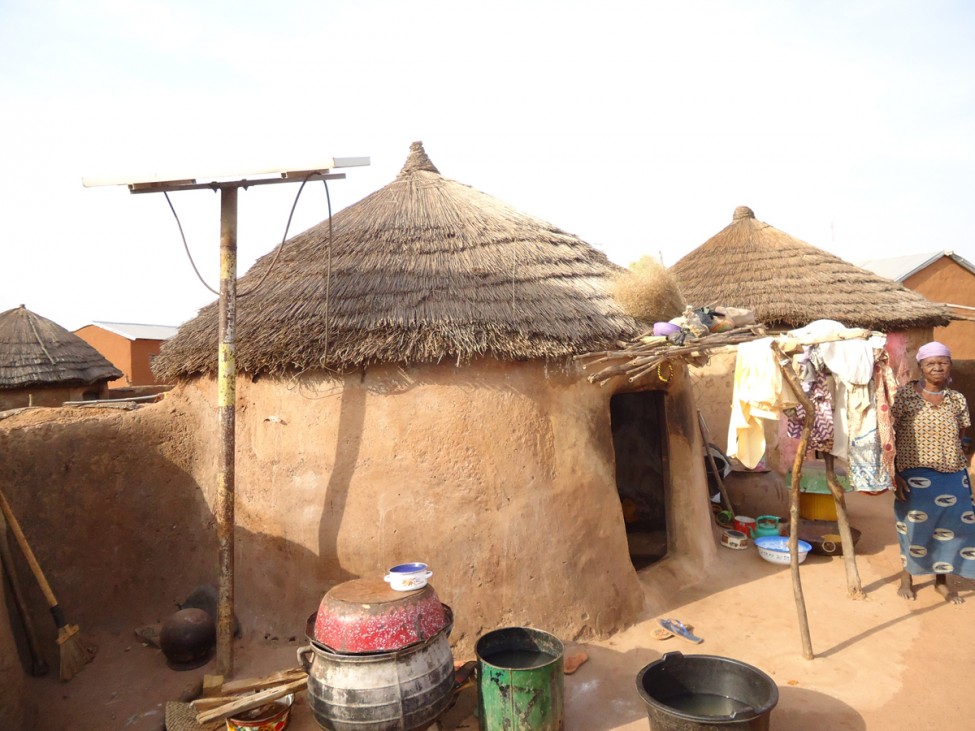 加纳北部一个“巫婆”避难营，小屋外有太阳能板。(美国之音网民Albert Oppong-Ansah提供)