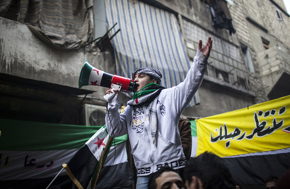 叙利亚阿勒颇民众示威中。少年领喊自由叙利亚军口号。(路透社)