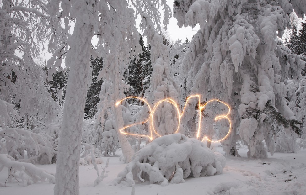 俄罗斯西伯利亚城市克拉斯诺亚尔斯克郊外森林内﹐气温摄氏零下25度。庆祝新年的狂欢者用手持烟花组成2013字样。(路透社)