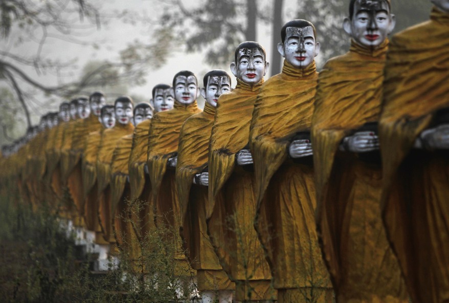 Статуи буддийских монахов у границы Бирмы и Таиланда (Reuters)