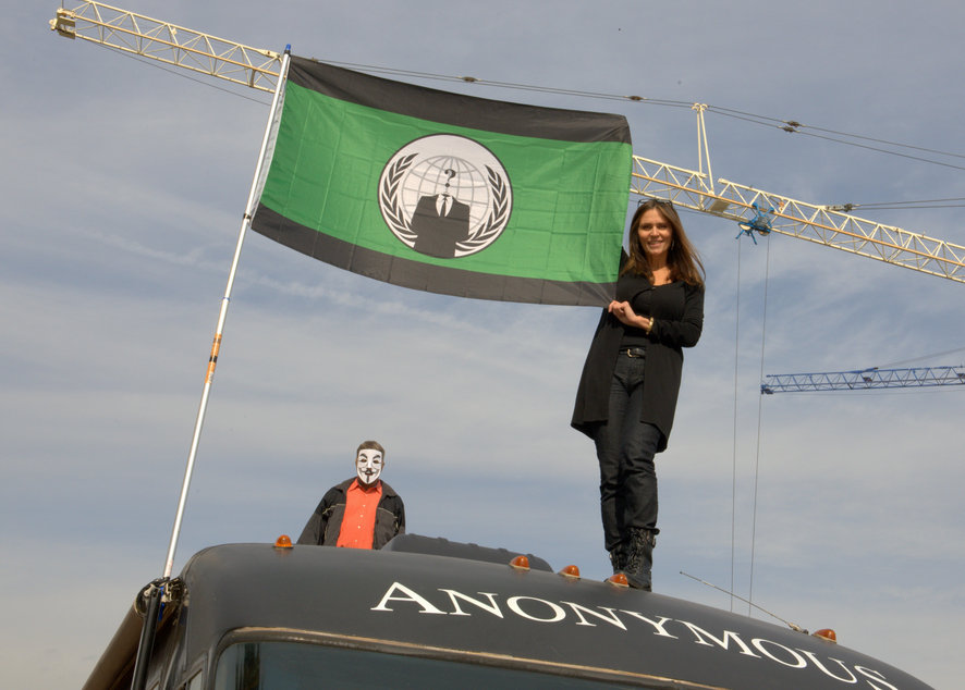 Кристин Сэндз – поэтесса и одна из организаторов марша со знаменем движения на крыше «Анонимус-баса» 
