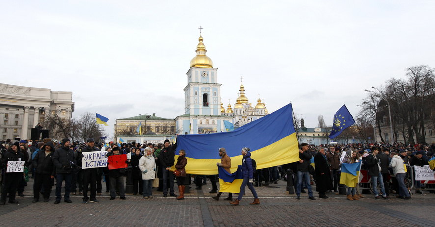 People supporting EU integration hold a rally in front of the Mikhailovsky Zlatoverkhy Cathedral in Kie