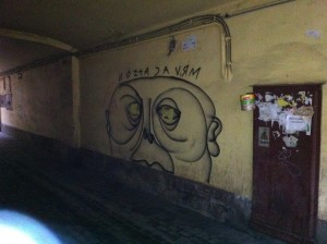 Новое поколение «на раене»? Уличные художники разрисовали граффити вход во двор в Басковом переулке Санкт-Петербурга, где Владимир Путин провел свои «уличные годы» в конце 1960х.  Фото: Джеймс Брук, «Голос Америки»